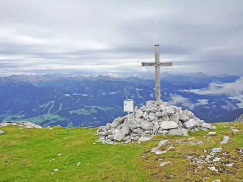 Vrh Sinabell s slikovito panoramo Schladminskih tur. Povsem v ozadju so Visoke ture. / Foto: Jelena Justin