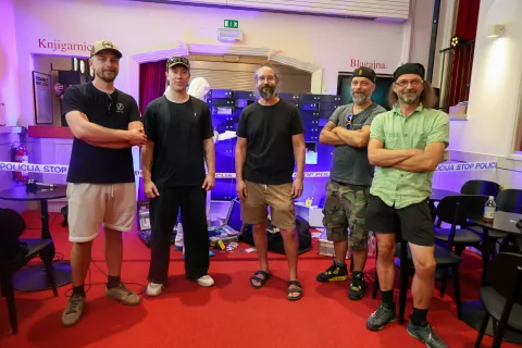 premiera nova kriminalna nadaljevanka RTV Slovenija Trezor Kino Dvor Ljubljana na fotografiji z leve Gal Gregorc, Bor Urh, Miha Knific, Ga&scaron;per Medved, Anže Krajnik ekipa scenografije / Foto: Tina Dokl