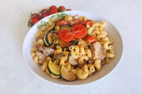 Testenine s svinjsko ribico, bučkami in paradižnikom / Foto: Erika Jesenko