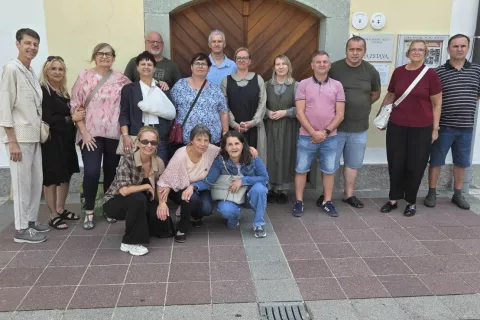 Udeleženci srečanja pred Kasarno na Stari Savi na Jesenicah skupaj s tolmačko in predstavnicama Gornjesavskega muzeja Jesenice. / Foto: osebni arhiv
