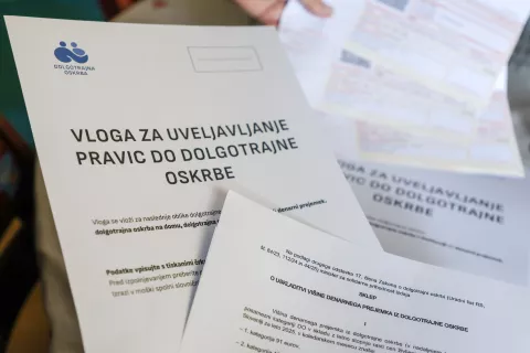 Izenačitev plačil in tristo evrov dodatka za zaposlene