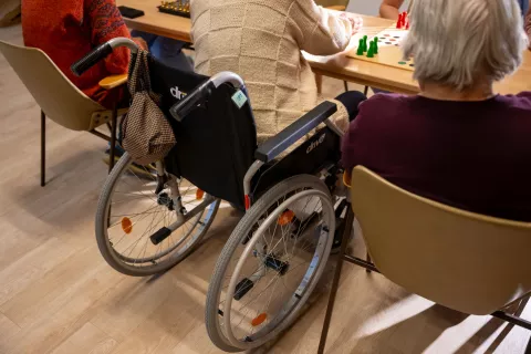 Medgeneracijski projekt Dotik spominov dijakinje Srednja &scaron;ola Jesenice S&Scaron;J in stanovalci Dom upokojencev dr. Franceta Berglja JeseniceSimbolična fotografija upokojenci starej&scaron;i dom upokojencev / Foto: Nik Bertoncelj