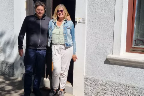 Steve Hawley z ženo NIno na pragu hi&scaron;e v Žireh / Foto: Mateja Rant