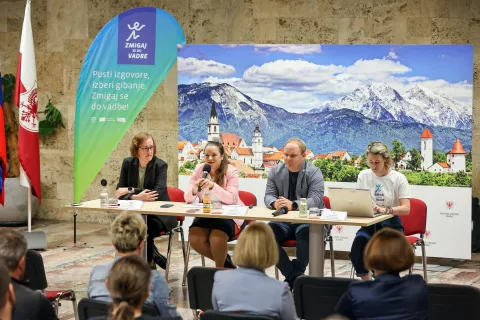 Znova spodbujajo h gibanju