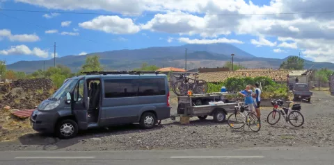 Spremljevalni kombi in Etna v ozadju / Foto: Marina Vuk
