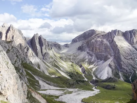 Ko dosežemo grapo na koncu sestopa, se pred nami pokaže ledeni&scaron;ka dolina, ki je videti kot privid. Izjemna kulisa. / Foto: Jelena Justin