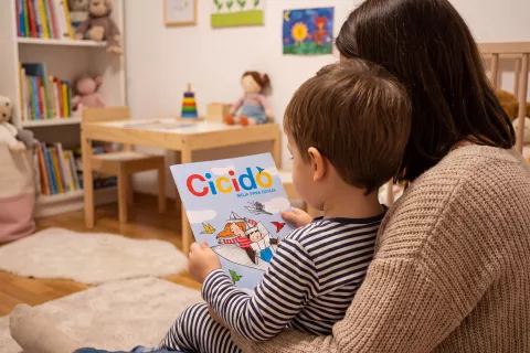 Z nacionalno pobudo Branje na recept želijo spodbuditi skupno branje odraslih in otrok ter prispevati h krepitvi bralne kulture v Sloveniji. / Foto: Sandi Fi&scaron;er