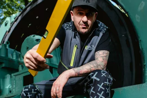 &raquo;Edino prav se mi zdi, da se po 25 letih vrnemo tja, kjer se je vse začelo," pravi 6pack Čukur. / Foto: Facebook izvajalca