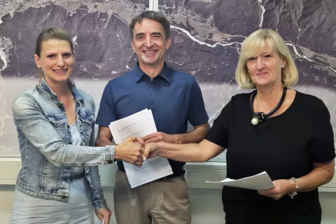 Na podpisu pogodbe (od leve): Mateja Kustrin, direktor Zavoda za &scaron;port RS Planica dr. Franci Petek in županja Henrika Zupan / Foto: arhiv Občine Kranjska Gora