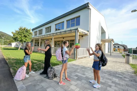 prvi &scaron;olski dan &scaron;olarji &scaron;olar &scaron;ola učenci učenec osnovna &scaron;ola Križe nov prizidek / Foto: Tina Dokl