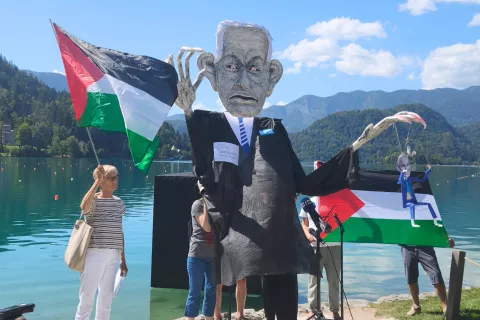 Bled.Protest ob robu Blejskega strate&scaron;kega foruma.Protestniki na Bledu ostro proti zbliževanju Slovenije z Izraelom / Foto: Luka Krek/STA