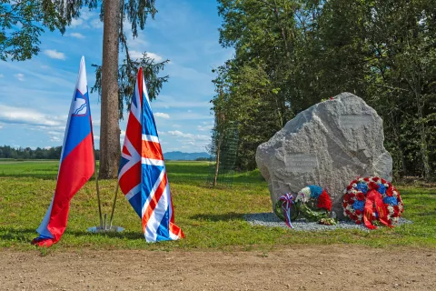 Cerklje na Gorenjskem, spomenik zrtvam nesrece pri Lahovcah.Spominska slovesnost ob 60. obletnici letalske nesrece druzbe Britannia Airways, ko je letalo strmoglavilo med pristajanjem na letaliscu Brnik. / Foto: Tine Eržen/STA