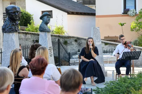 Večere na vase, pripovedovalski večer, naslov Nove zgodbe prebrisanih dam pripovedovalka Mateja Kužner Čele&scaron;nik glasbena spremljava Jure Malovrh, va&scaron;ki park v Selcih Železniki / Foto: Tina Dokl