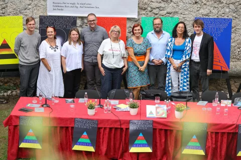 Pre&scaron;ernovo gledali&scaron;če predstavitev sezona 2026/27 na fotografiji z leve Jure Srdin&scaron;ek, Marinka Po&scaron;trak, Mateja Kokol, Rok Andres, Ivana Djilas, Simona Hamer, Sebastijan Horvat, Inga Remeta in Rok J. Bozovičar / Foto: Tina Dokl
