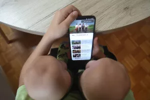 otroci mladina uporaba mobitel mobilna sredstva telefoni odvisnost osnovno&scaron;olci socialna omrežja / Foto: Gorazd Kavčič