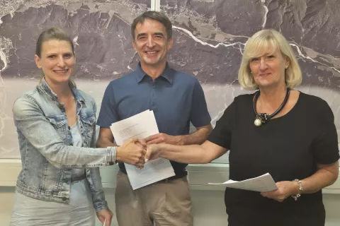 Na podpisu pogodbe, od leve Mateja Kustrin, direktor Zavoda za &scaron;port RS Planica dr. Franci Petek in županja Henrika Zupan / Foto: Občina Kranjska Gora