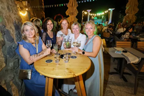 Gr&scaron;ka zabava 80 leta Abba Grajska kavarna &Scaron;kofja loka na fotografiji domačinke Valerija, Ksenija, Nika, Majda, Ur&scaron;a / Foto: Tina Dokl