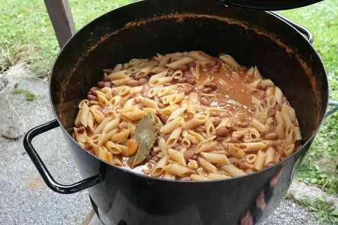 pa&scaron;ta s fižolom, peresniki / Foto: Alenka Brun
