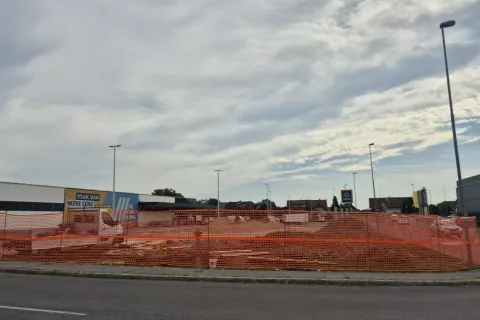 Novi Dm bo stal poleg trgovine Hofer na Grencu. / Foto: Klara Mrak