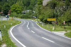 Državna cesta skozi Gozd Martuljek, občina Kranjska Gora pred obnovo in gradnjo pločnikaGozd Martuljek, 25. julij 2026 / Foto: Nik Bertoncelj