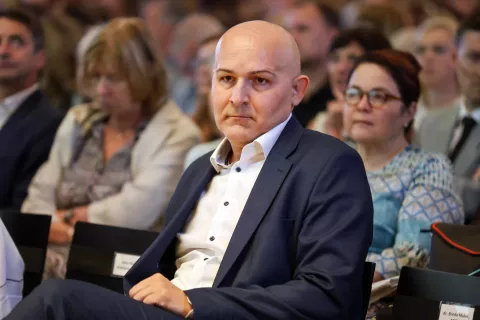 konferenca ravnateljic in ravnateljev vzgojno izobraževalnih zavodov v Sloveniji Brdo pri Kranju ravnateljica ravnatelj na fotografiji Borut Rončević minister za izobraževanje, znanost in mladino / Foto: Tina Dokl