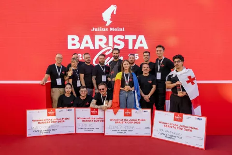 Udeleženci leto&scaron;njega tekmovanja Julius Meinl Barista Cup 2026, med njimi trije zmagovalci v kategorijah in skupna zmagovalka Elizaveta Rimscaia iz Moldavije. Jožef Fartek stoji desno od nje. / Foto: arhiv ogranizatorja, Martina Berger