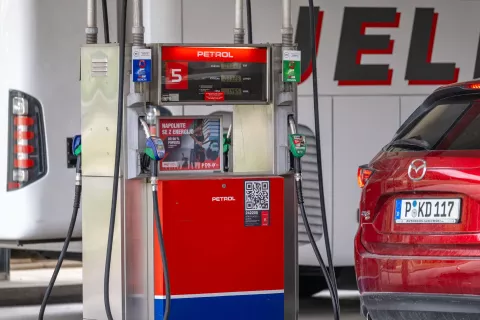 Bencinski servis Petrol avtocesta Hru&scaron;ica Jesenice smer Karavanke (AUT) / Foto: Nik Bertoncelj