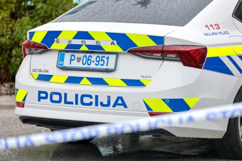 simbolična fotografija policija policist policijski avto vozilo streljanje v Vodicah aretacija Radovljica / Foto: Tina Dokl