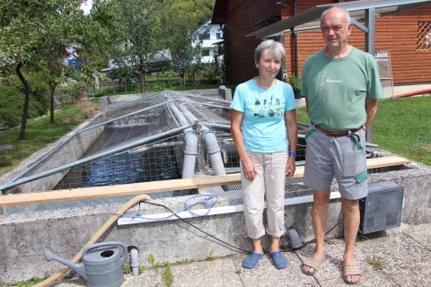 Helena in Avgu&scaron;tin Verbič ob ribogojnici, v kateri je bila letos dva meseca le tretjina običajne količine vode / Foto: Cveto Zaplotnik