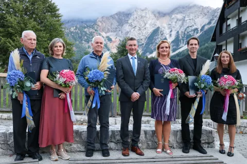 občinska proslava ob prazniku občine Jezersko na fotografiji z leve Franc Polajnar, Maja Lesar, Milan Milo&scaron;ič, Andrej Karničar župan, Ana Smrtnik, Peter &Scaron;enk, Damjana Pestotnik / Foto: Tina Dokl