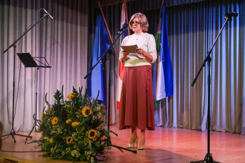 občinska proslava ob prazniku občine Jezersko na fotografiji Maja Lesar priznanje občine / Foto: Tina Dokl