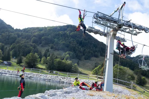Re&scaron;evalna vaja - evakuacija dvosedežnice Lajnar, na Sori&scaron;ki planini. Vajo je organizirala GRS &Scaron;kofja Loka. Zgornja Sorica, 11. 9. 2026 / Foto: Matic Zorman