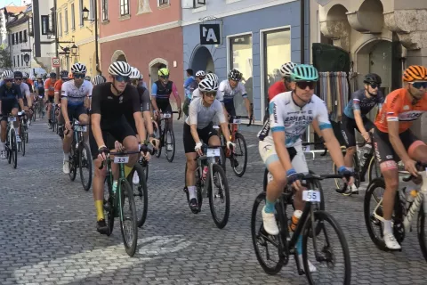 Start kolesarskega vzpona na Lubnik je bil v &Scaron;kofji Loki. / Foto: Maja Bertoncelj