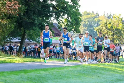 Triglav tek 2026 Brdo pri Kranju na fotografiji start enaindvajset km Anže Roblek zmagovalec enaindvajset km, Domen Hafner drugi na enaindvajset km / Foto: Tina Dokl