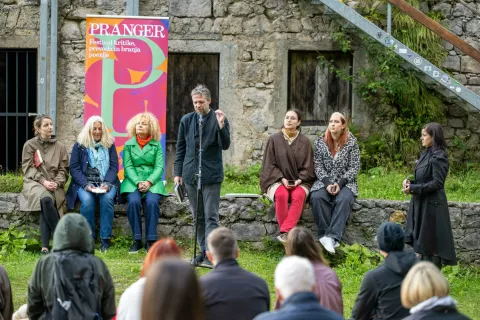 Festival kritike prevoda in branje poezije Pranger Radovljica 2025 22. Pranger x Lamberg &ndash; ambientalno branje poezije in harmonika Grad Kamen / Foto: Nik Bertoncelj