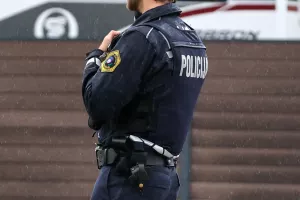 simbolična fotografija policija policist policijski avto vozilo streljanje v Vodicah aretacija Radovljica / Foto: Tina Dokl
