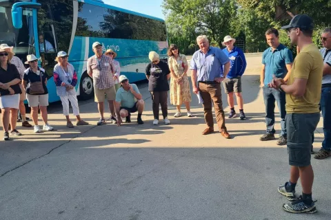 Bodoči prevzemnik kmetije Marko Novak je avstralskim kmetom predstavil njihovo družinsko kmetijo. Na kmetiji obdelujejo 35 hektarjev lastnih in najetih kmetijskih zemlji&scaron;č, pridelujejo krompir, redijo petdeset krav molznic, predelujejo mleko v mlečne izdelke, vzrejajo pi&scaron;čance, &hellip; / Foto: Cveto Zaplotnik