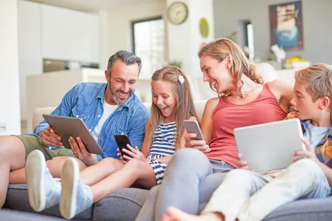 Telemach ponuja &scaron;irok izbor mobilnih in fiksnih storitev s paketi VEČ in EON, ki združujejo vse, kar pričakujemo od sodobne povezave. / Foto: Shutterstock