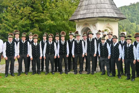 Lovski pevski zbor iz Železne Kaple poje že 50 let. / Foto: Arhiv pevskega zbora