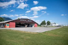 simbolična fotografija letali&scaron;če lesce bled letalski hangar jadralno letalo / Foto: Primož Pičulin