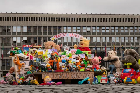 Protest igrač pred državnim zborom. / Foto: Bo&scaron;tjan Selin&scaron;ek
