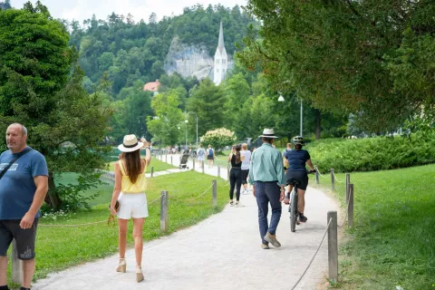 Turistični kraji Gorenjske Bled julij 2026Bled 1. julij 2026Zelena travni&scaron;ka povr&scaron;ina Bled / Foto: Nik Bertoncelj