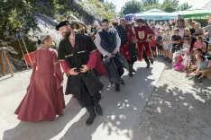 Vitezi Ga&scaron;perja Lambergarja z Bleda so obiskovalcem prikazali srednjeve&scaron;ke plese. / Foto: Peter Ko&scaron;enina