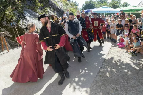 Vitezi Ga&scaron;perja Lambergarja z Bleda so obiskovalcem prikazali srednjeve&scaron;ke plese. / Foto: Peter Ko&scaron;enina