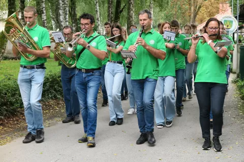 Domači godbeniki so ubrano nastopi žena paradi. / Foto: Vilma Stanovnik