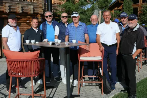 Sobotno jutro se je začelo v dobri družbi in se kmalu spred glavne stavbe na golfskem igri&scaron;ču na Smledniku preselilo na zelene povr&scaron;ine igri&scaron;ča. Na fotografiji je tudi Iztok Kra&scaron;evec; drugi z desne, v prvi vrsti. / Foto: Alenka Brun