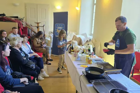 Na delavnici je pripravljal hrustljave kozice v pivskem testu, v brezglutenski različici / Foto: Alenka Brun