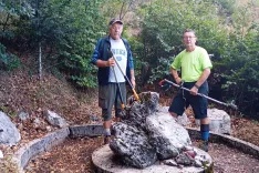 Na grobi&scaron;ču partizanske bolni&scaron;nice Ko&scaron;uta so člani občinskega odbora Združenja borcev za vrednote NOB Preddvor ogledali uničene nagrobnike z&nbsp;odstranjenimi napisnimi metalnimi &nbsp;plo&scaron;čami umrlih v bolni&scaron;nici. / Foto: Franc Ekar