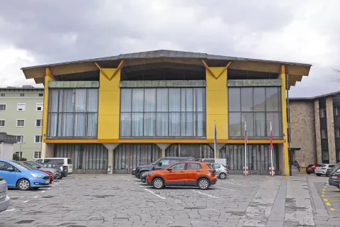dela arhitekta arhitekt Edvard Ravnik v MO Kranj občina sejne dvorane / Foto: Tina Dokl