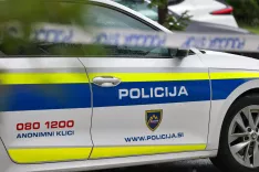 simbolična fotografija policija policist policijski avto vozilo streljanje v Vodicah aretacija Radovljica / Foto: Tina Dokl